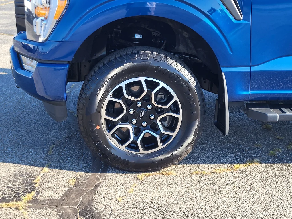 Used 2023 Atlas Blue Metallic Ford XLT image 25
