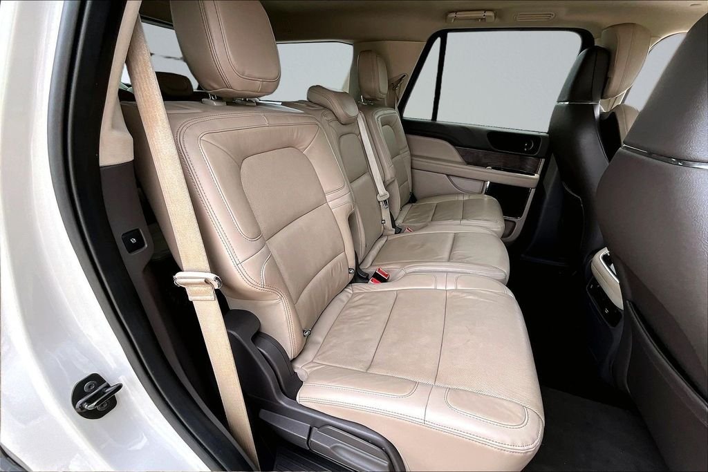Used 2022 White Lincoln Reserve image 25