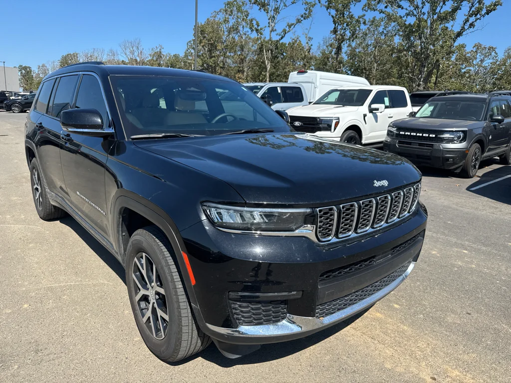 Used 2024 Diamond Black Crystal Pearlcoat Jeep Limited image 3