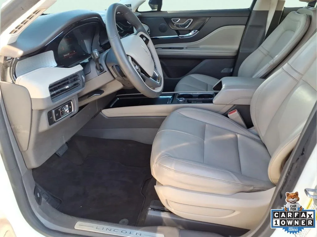 Used 2023 White Lincoln Standard image 19