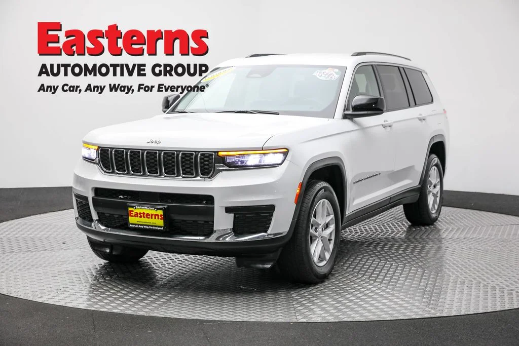 Used 2023 White Jeep Laredo image 1