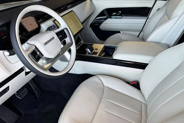 New 2026 Ostuni Pearl White Land Rover SE image 9