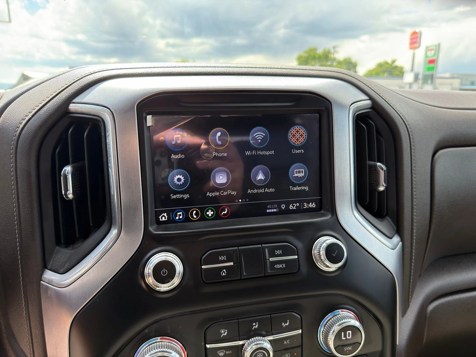 Used 2023 White GMC SLT image 28