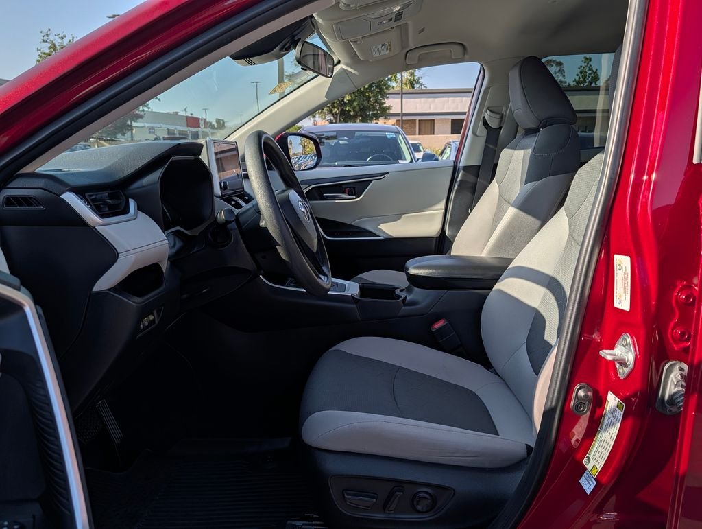 2024 Toyota RAV4 XLE - Photo 11