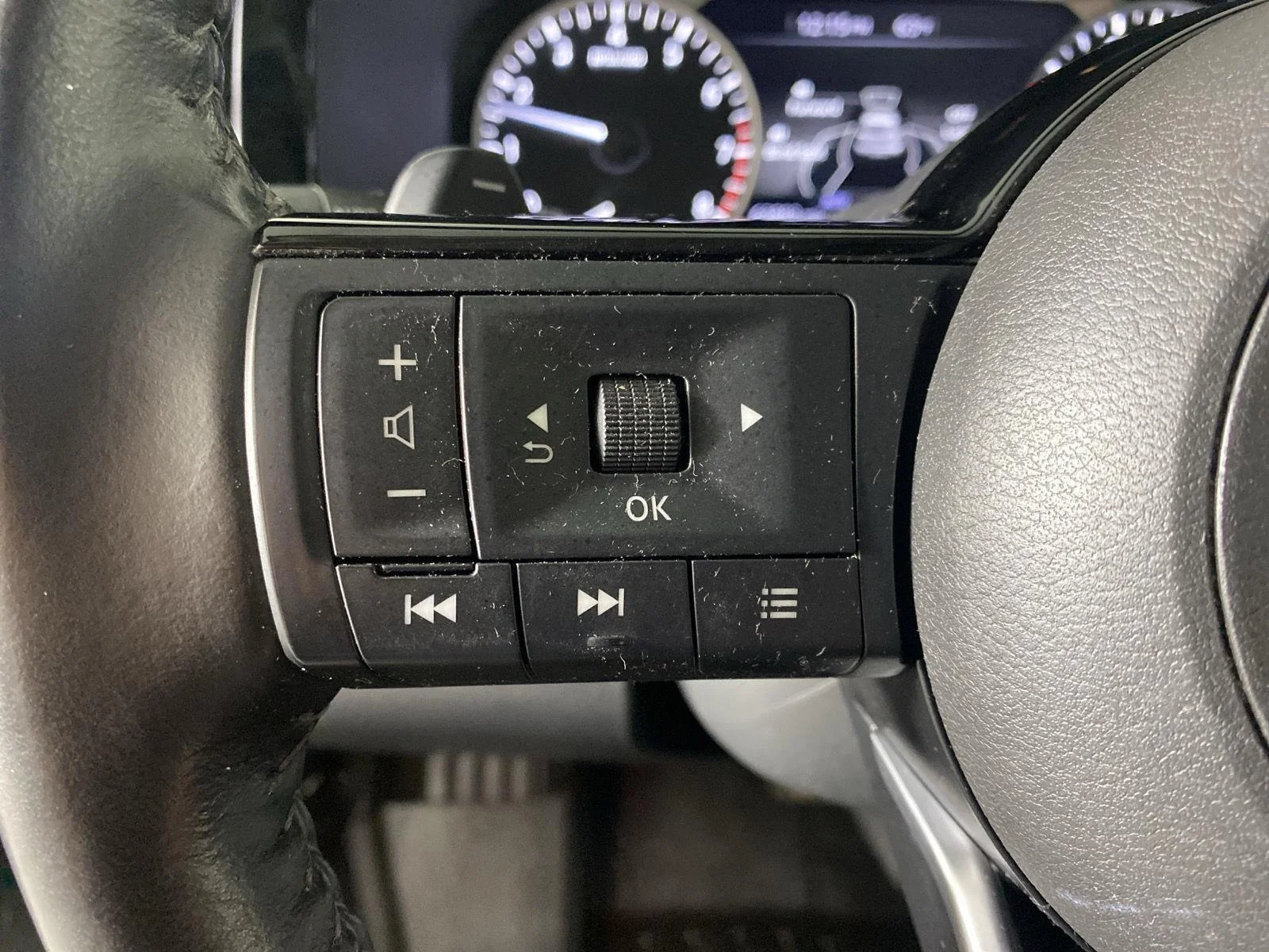 Used 2022 Gun Metallic Nissan SV image 16