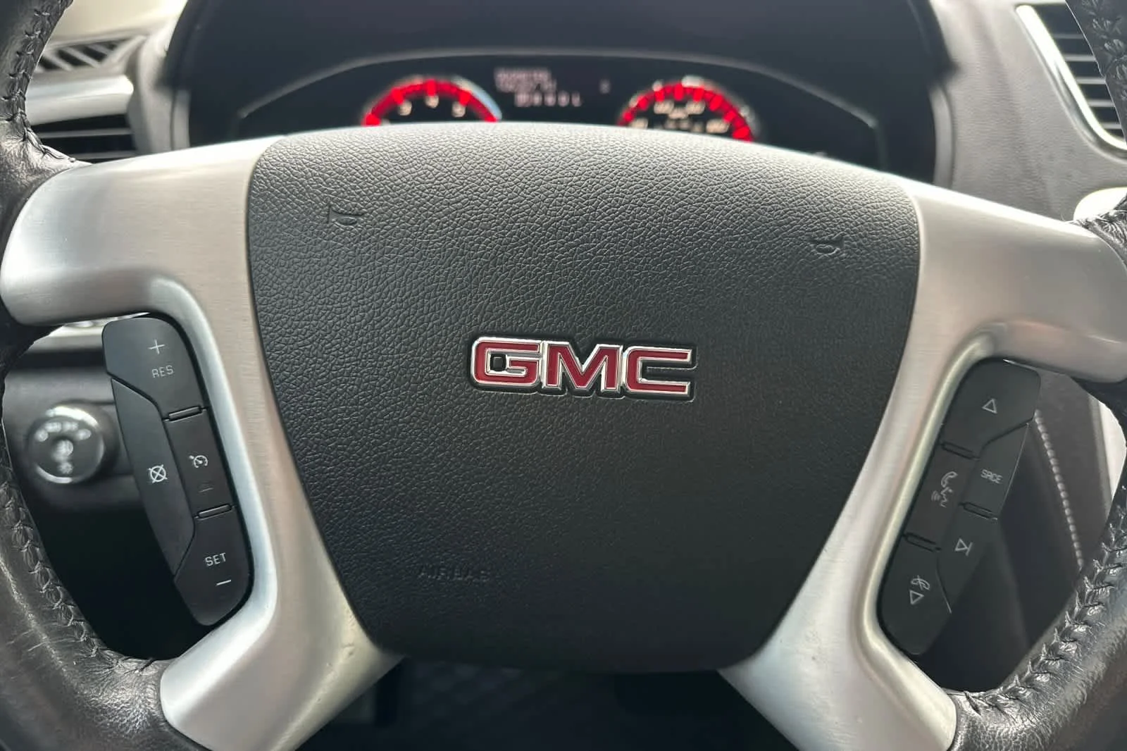 Used 2014 White Diamond Tricoat GMC SLT image 23