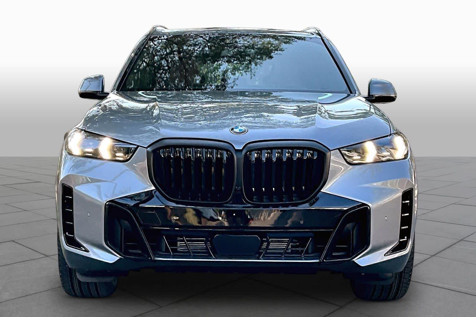 New 2026 Skyscraper Grey Metallic BMW sDrive40i image 3