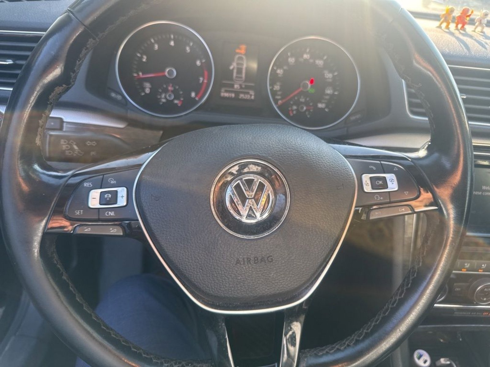 Used 2018 Deep Black Pearl Metallic Volkswagen 2.0T SE image 11