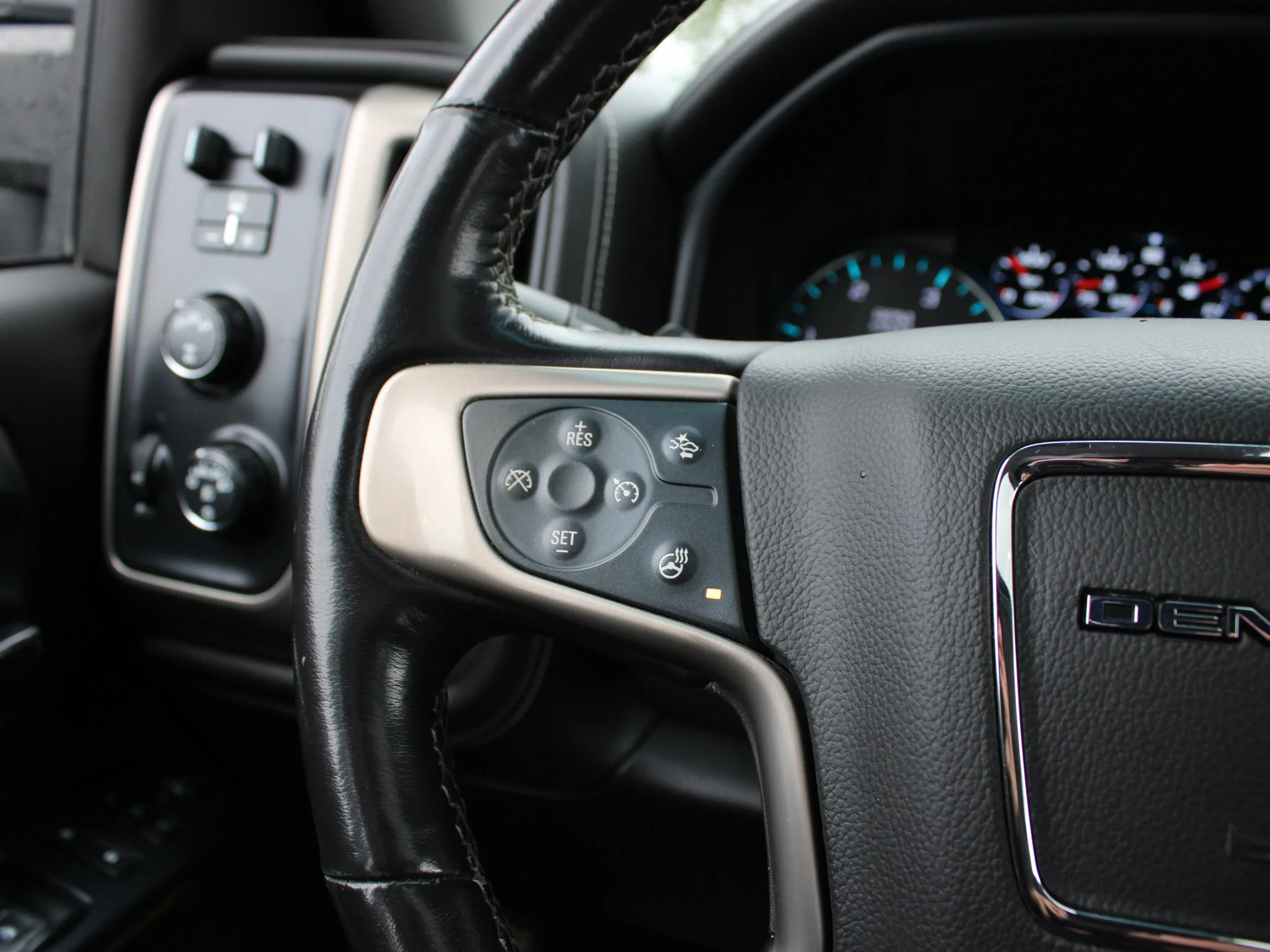 Used 2019 White GMC Denali * Diesel | 5th Wheel/Gooseneck Prep | Heated/Vented Leather | Sunroof | Remote Start image 25