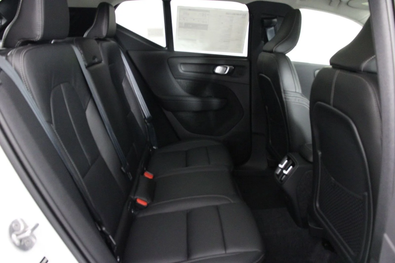 New 2026 White Volvo B5 Ultra image 11