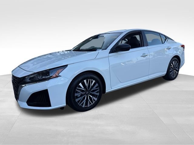 Used 2025 White Nissan SV FWD image 1
