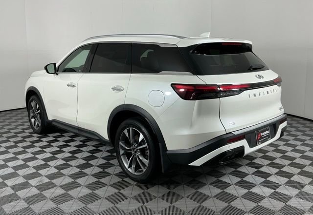 Used 2023 White INFINITI LUXE image 5