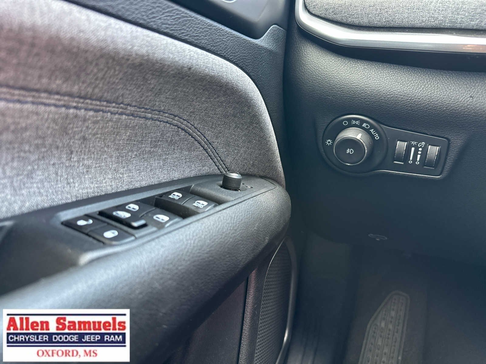 Used 2024 Sting-Gray Clearcoat Jeep Latitude image 18
