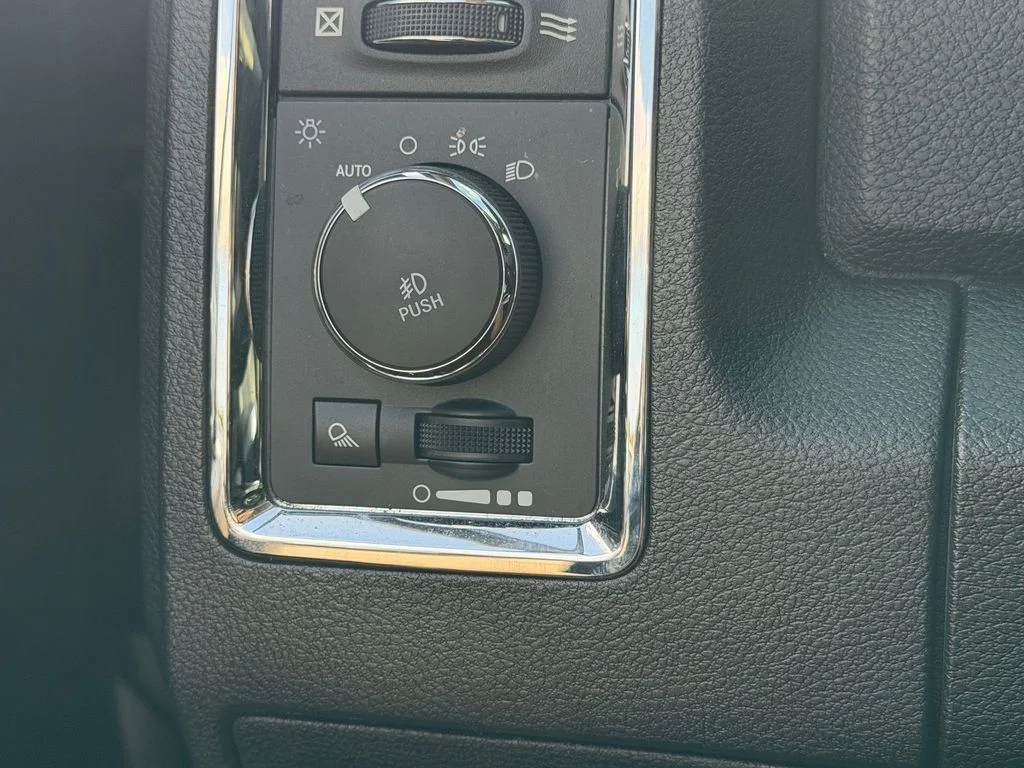 Used 2018 Granite Crystal Clearcoat Metallic Ram Laramie image 29