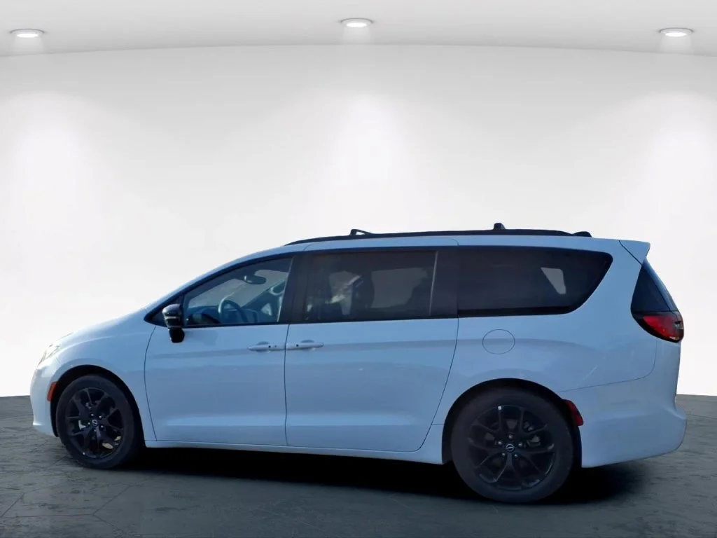 Used 2025 White Chrysler Limited image 20