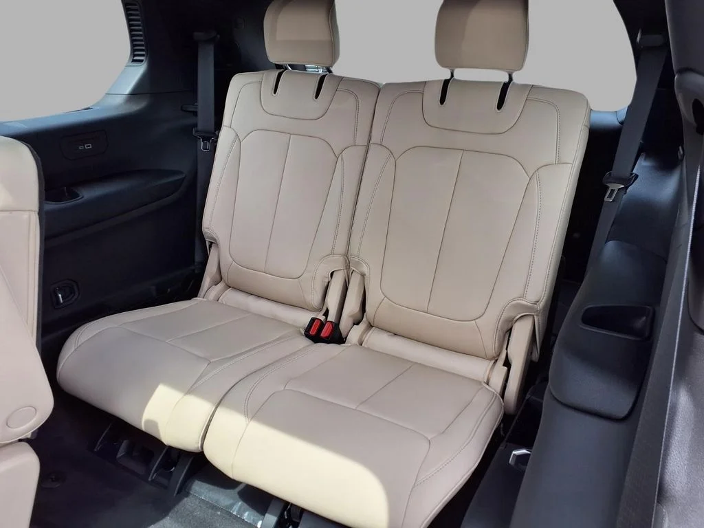 New 2026 Bright White Clear-Coat Exterior Paint Jeep Limited image 24