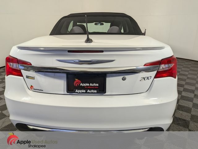 Used 2012 White Chrysler Touring image 5