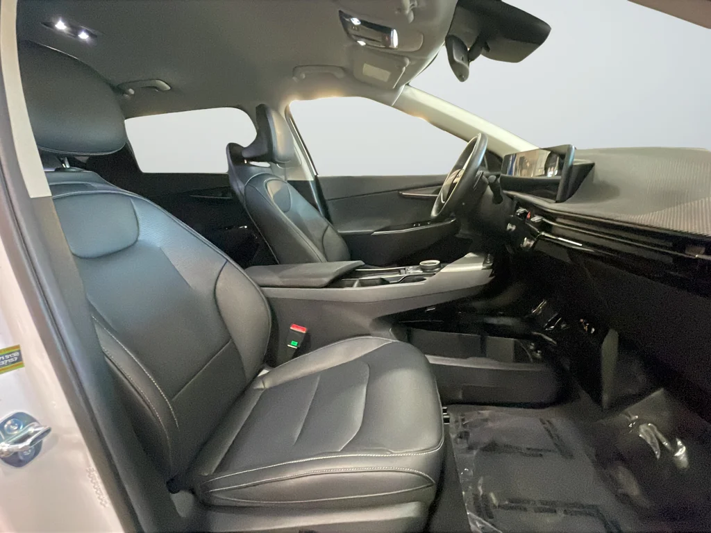 Certified Used 2025 White Kia Wind image 25