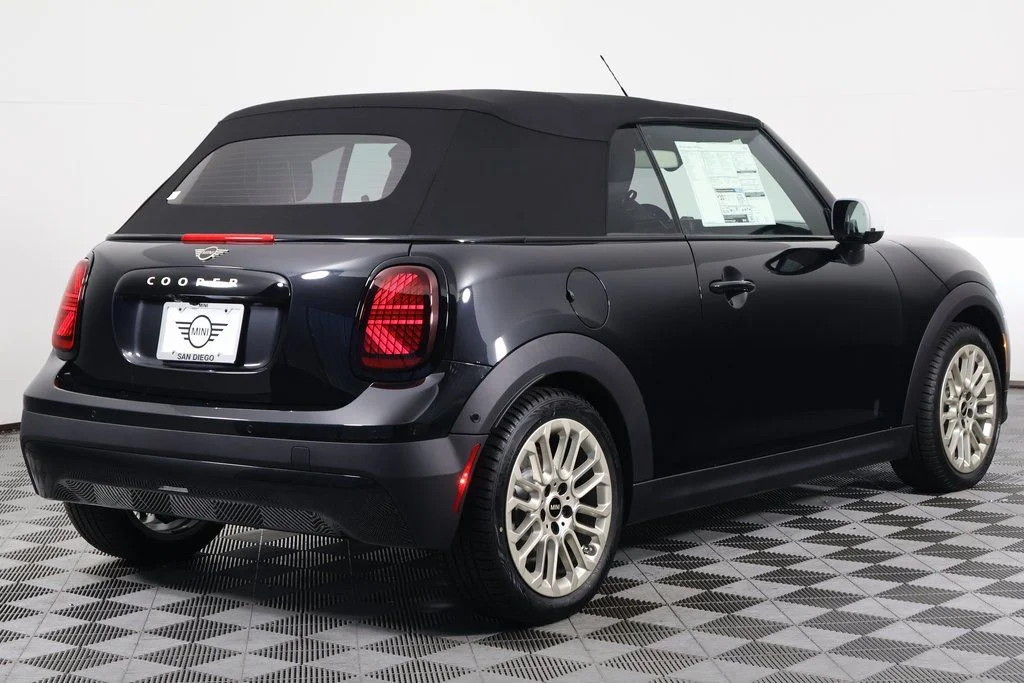 New 2026 Midnight Black MINI Signature Plus image 2