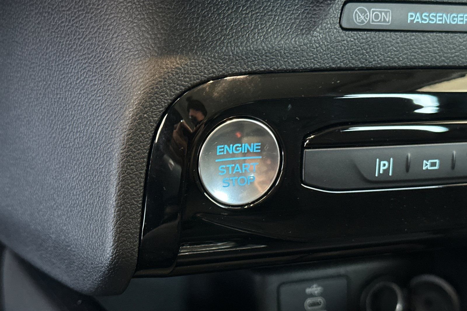 Used 2025 Silver Ford Platinum image 24
