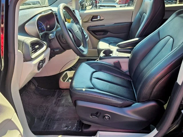 Used 2024 Black Chrysler Select image 17