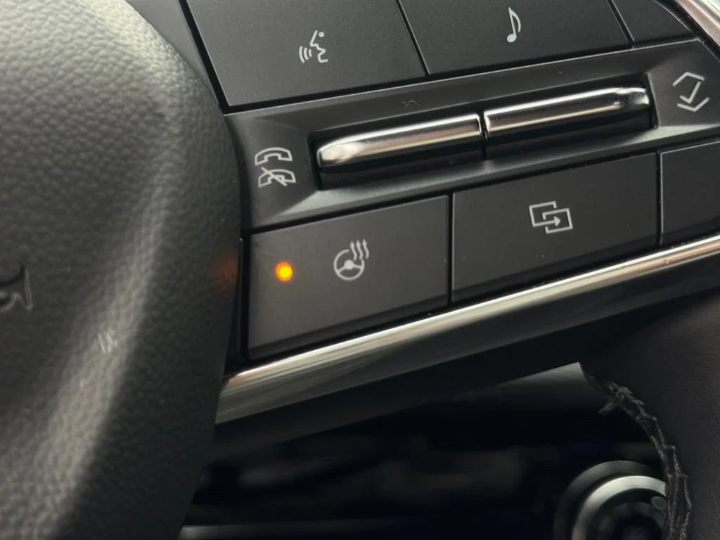 Used 2025 Summit White Chevrolet LT image 8