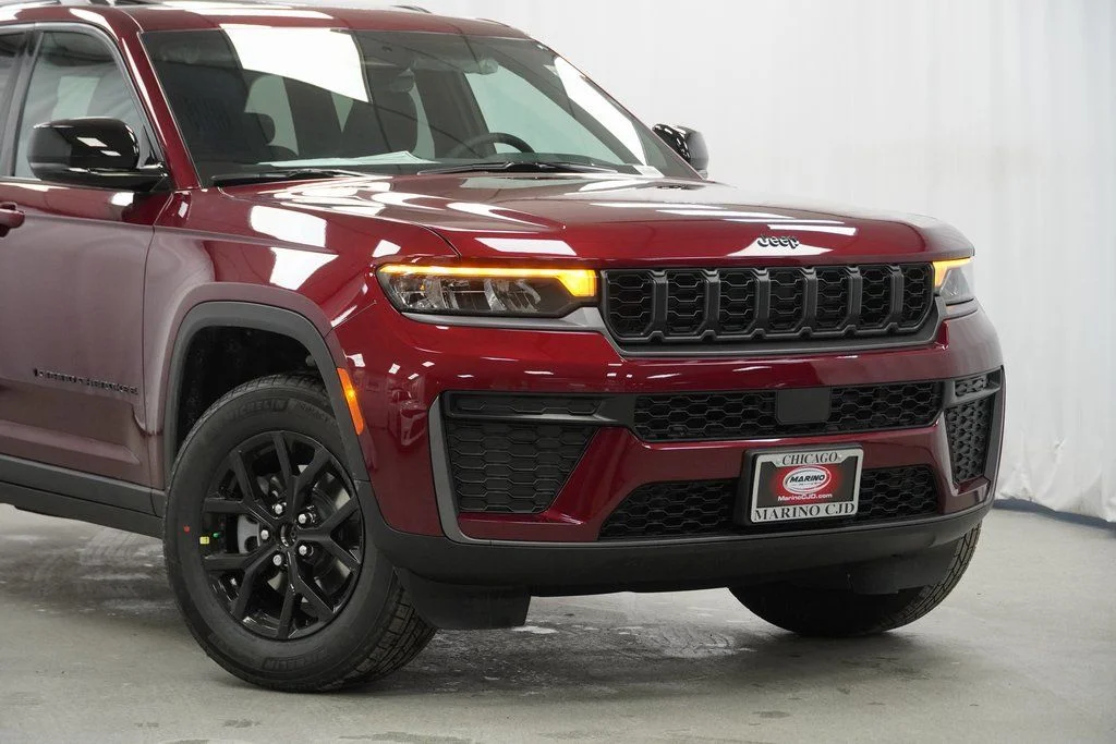 New 2026 Velvet Red Pearl-Coat Exterior Paint Jeep Altitude image 3