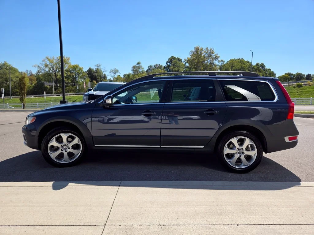 Used 2011 Caspian Blue Metallic Volvo 3.0T image 21