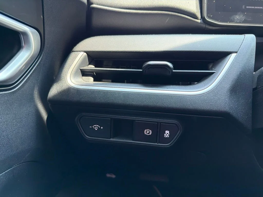 Used 2025 White Kia LX image 9