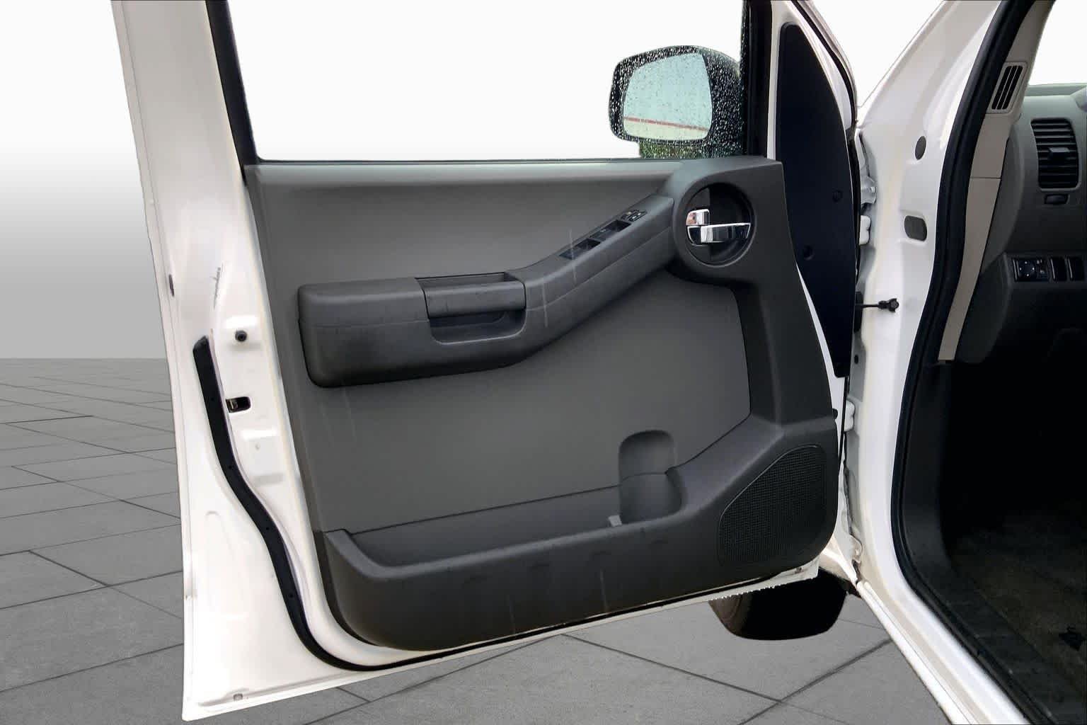 Used 2012 Avalanche Nissan S image 20