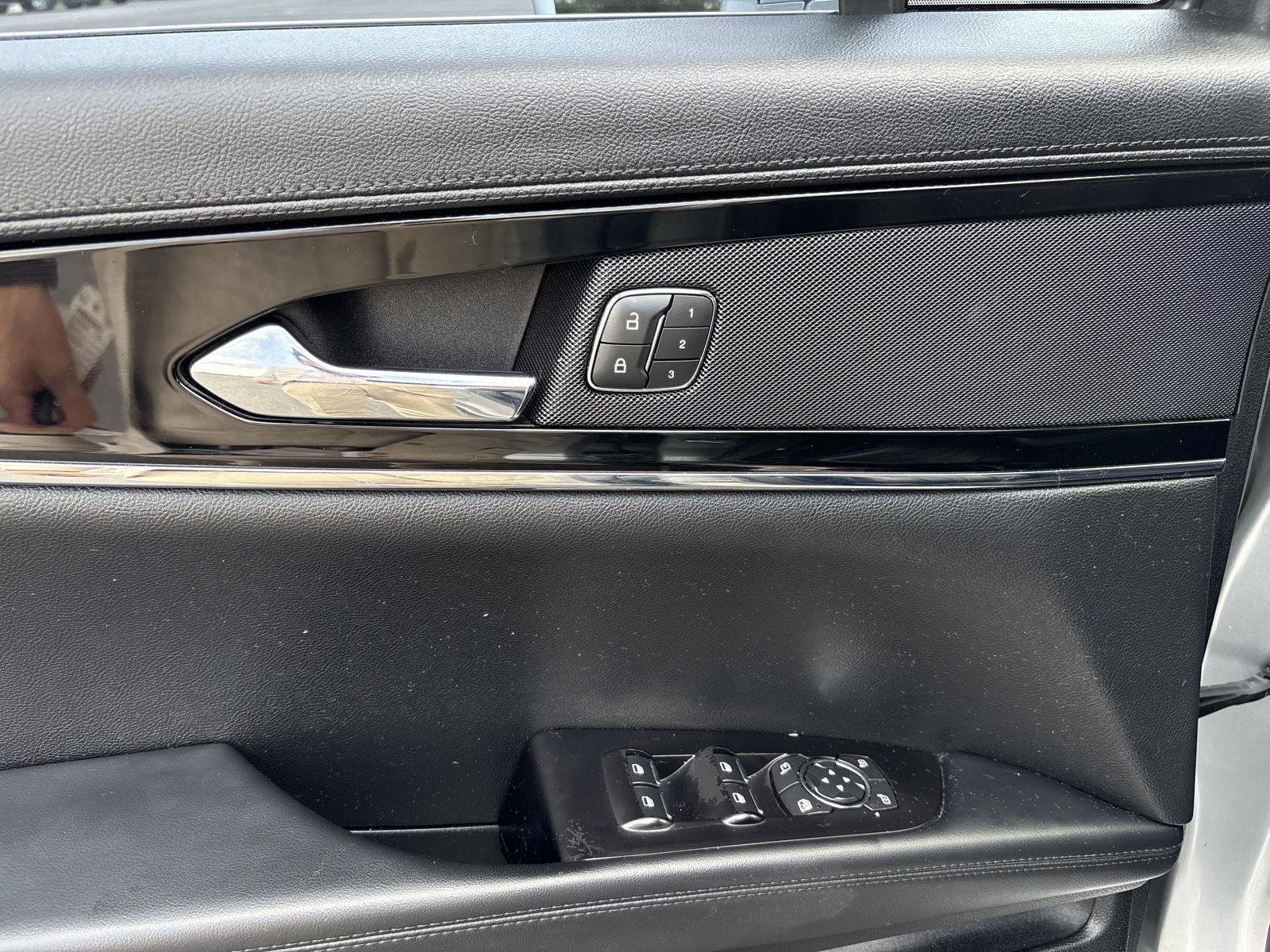 Used 2022  Lincoln Standard image 7