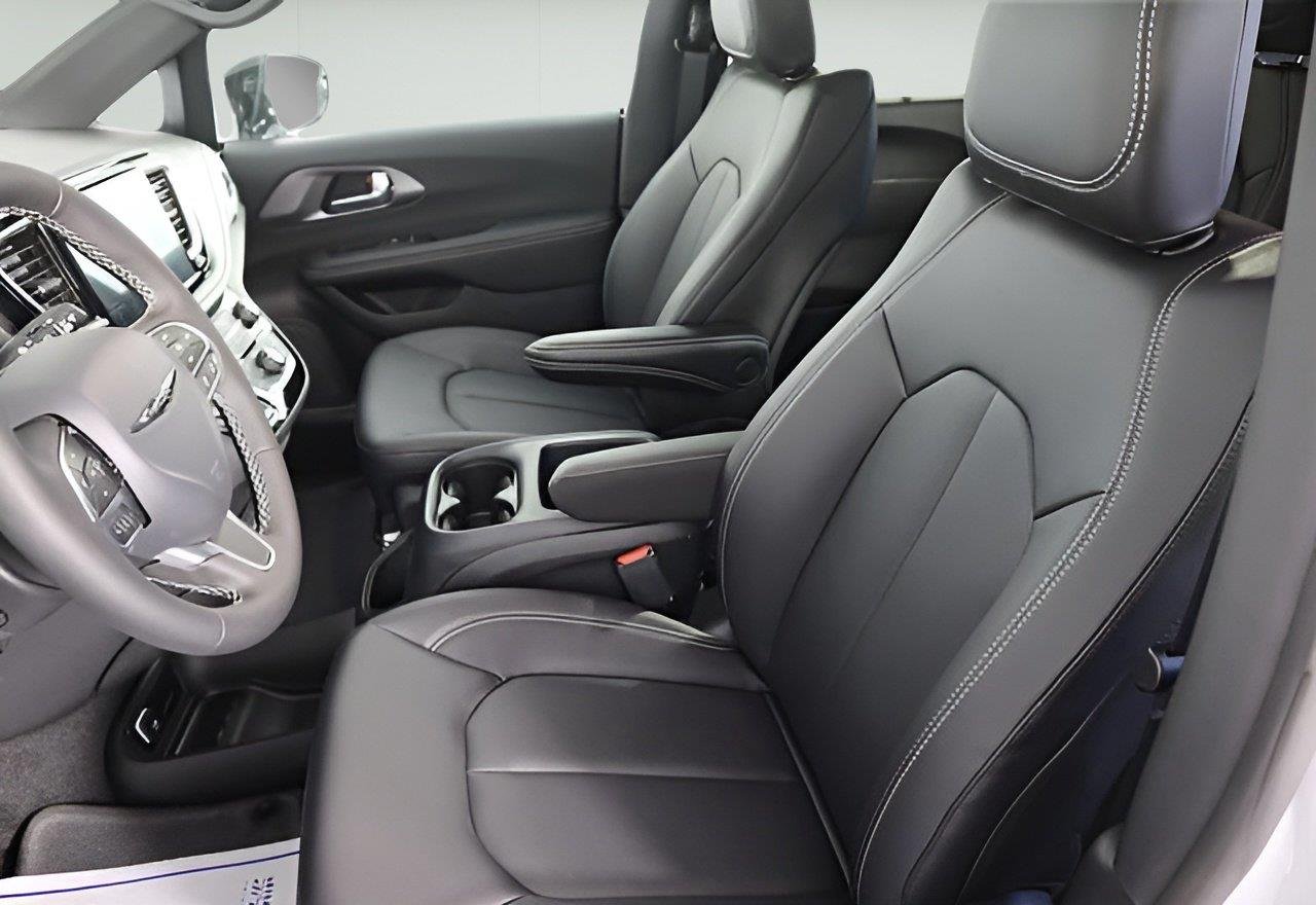 2026 Chrysler Pacifica Select - Photo 12