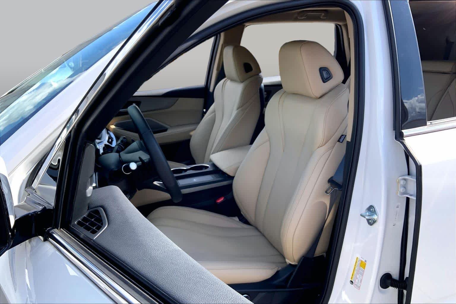 Used 2025 Platinum White Pearl Acura  image 8