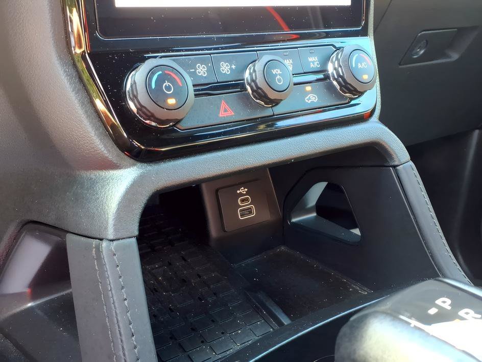 Used 2025 Beige Ford Raptor image 19