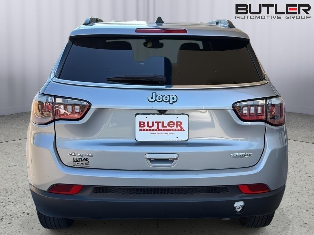Used 2024  Jeep Latitude image 5