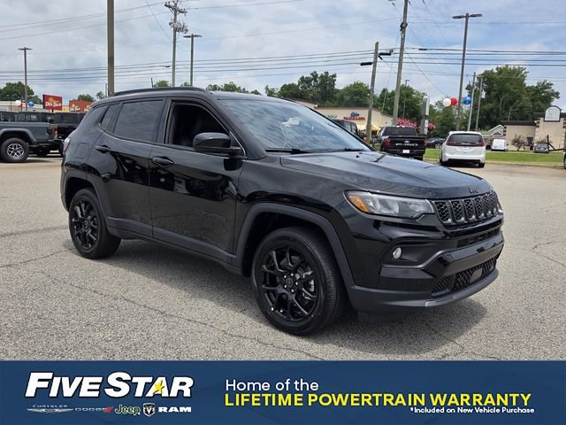 New 2026 Diamond Black Crystal Pearl-Coat Exterior Paint Jeep Latitude image 1