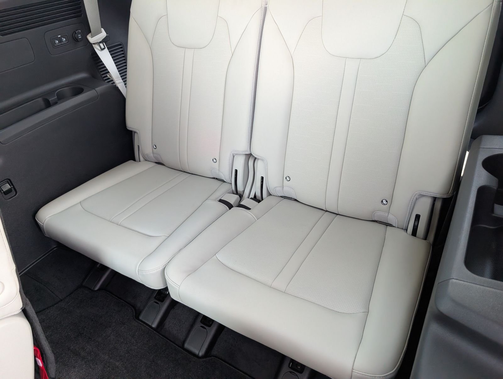 Used 2025 Wolf Gray Kia SX image 32