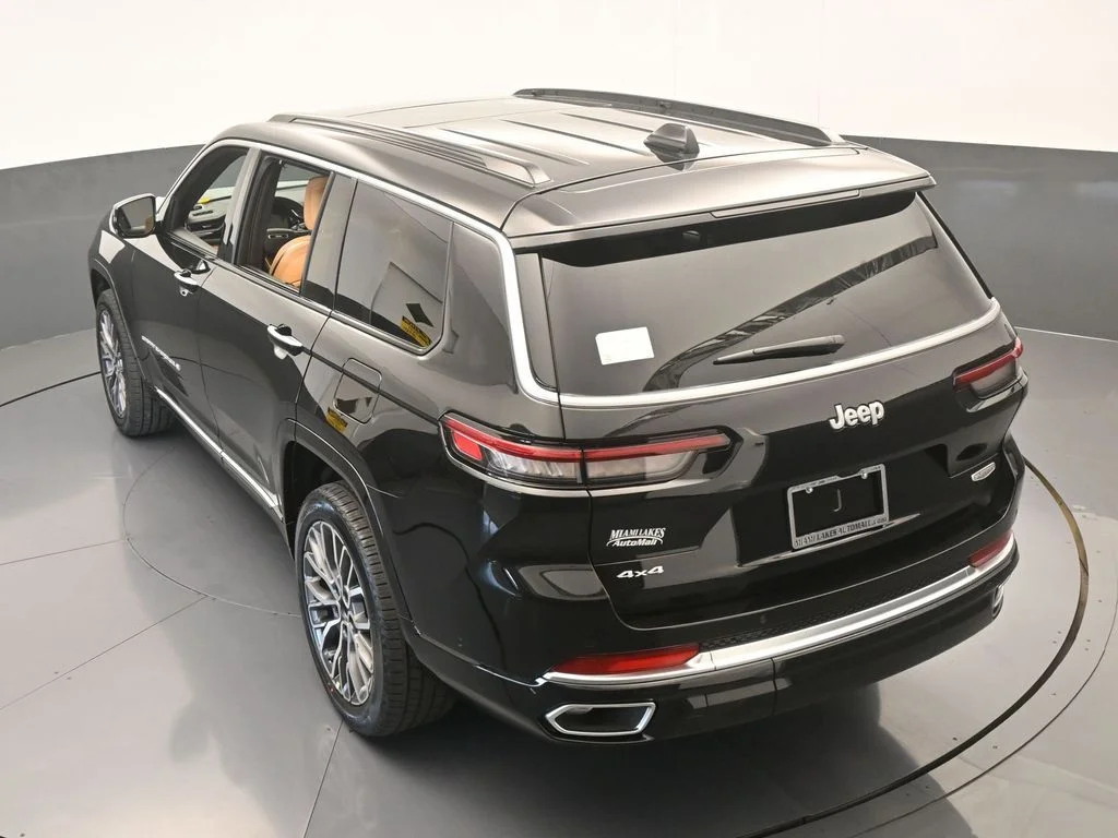 New 2025 Diamond Black Crystal Pearl-Coat Exterior Paint Jeep Summit image 49
