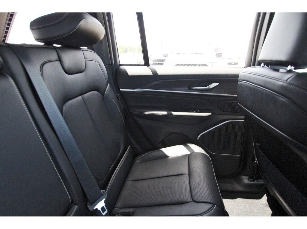 New 2026 Diamond Black Crystal Pearl-Coat Exterior Paint Jeep Limited Reserve image 11