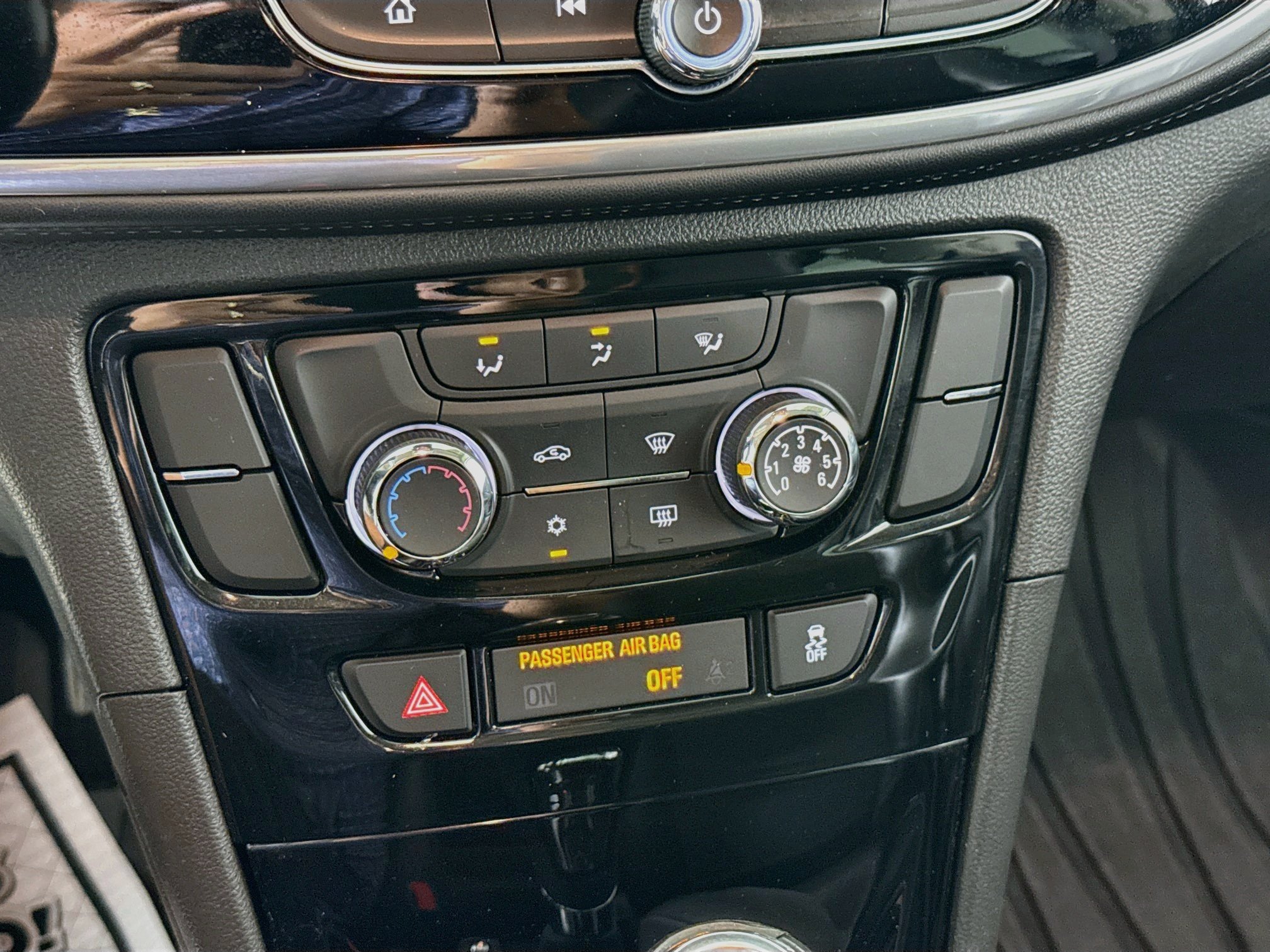 Used 2019 Gry Buick Preferred image 18