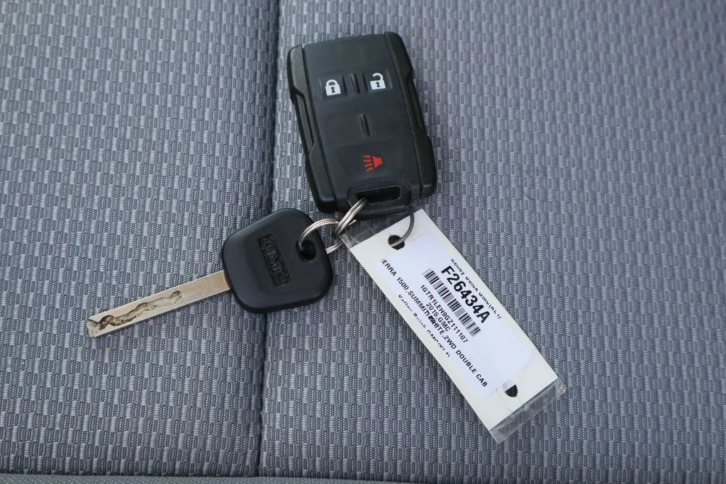 Used 2016 White GMC Base image 31