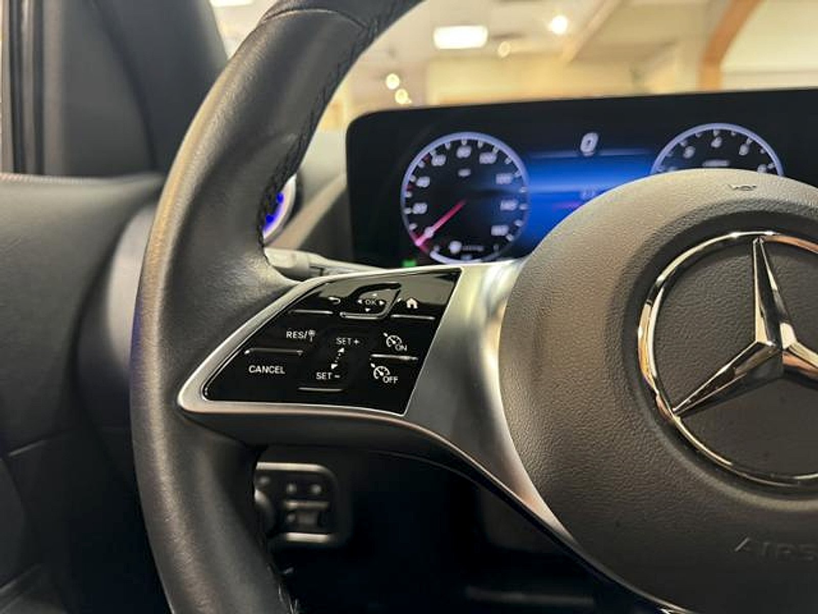 Used 2025 Cirrus Silver Metallic Mercedes-Benz 4MATIC® image 18