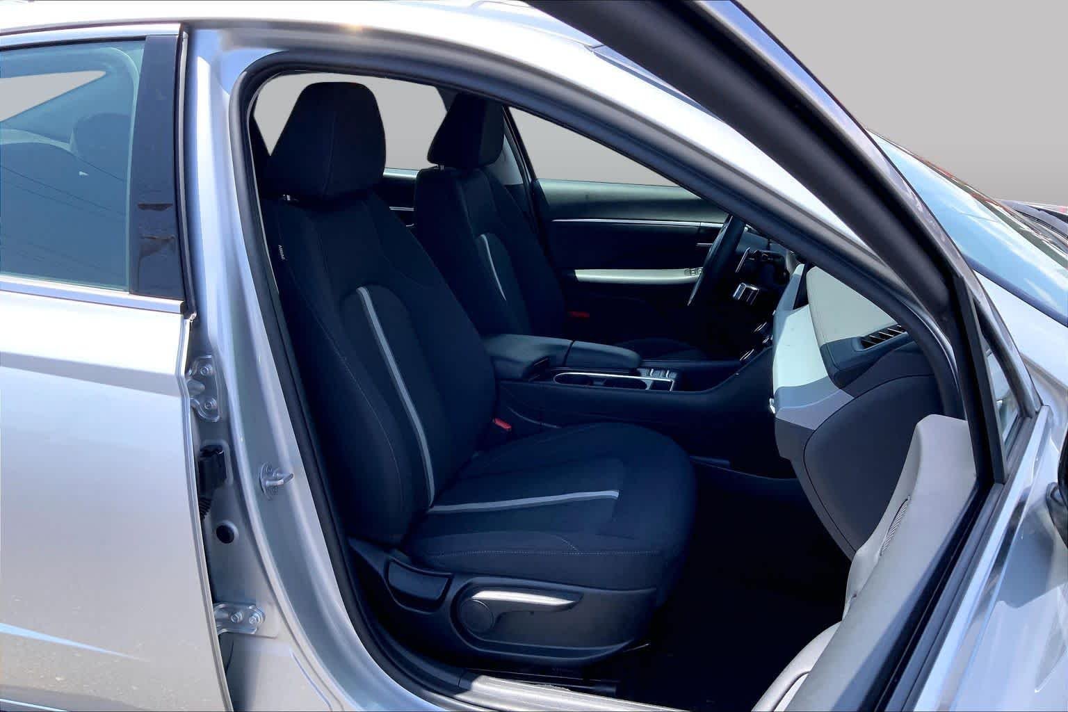 Used 2025 Aero Silver Hyundai SEL image 9