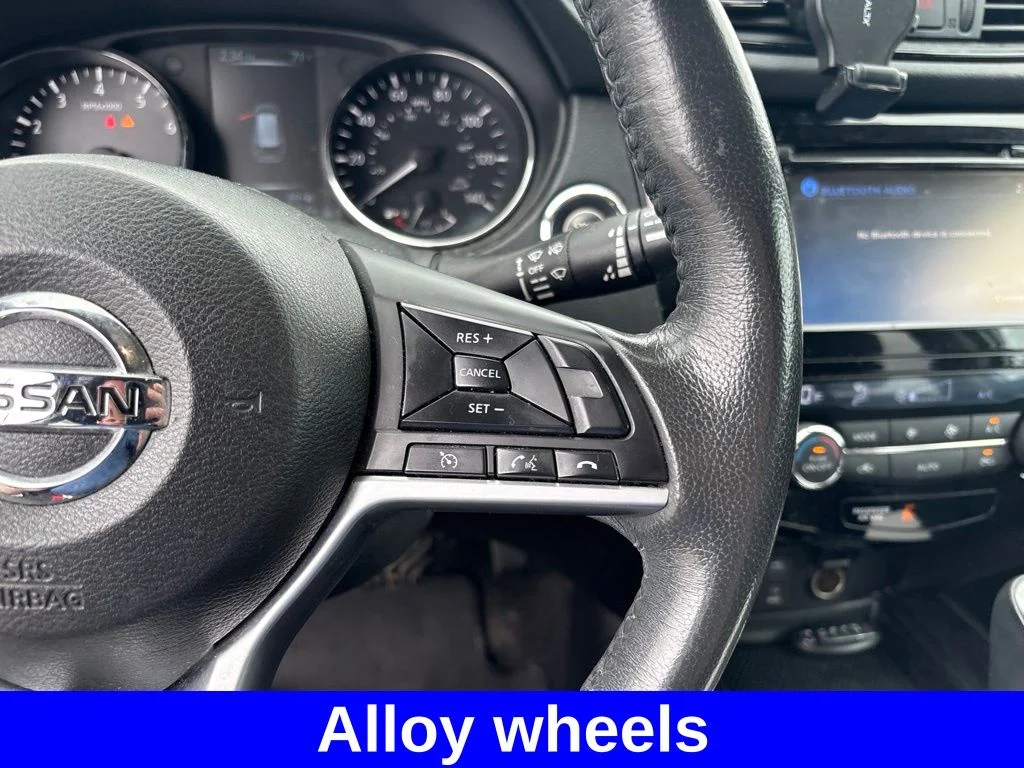 Used 2017 Silver Nissan SL image 17
