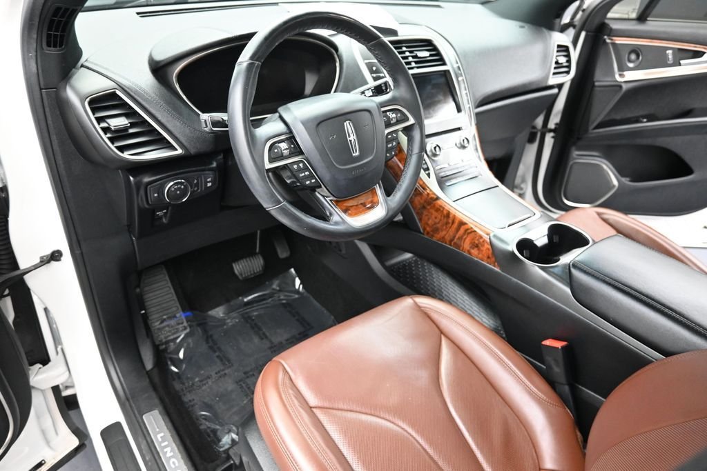 Used 2019 White Platinum Clearcoat Metallic Lincoln Reserve image 12