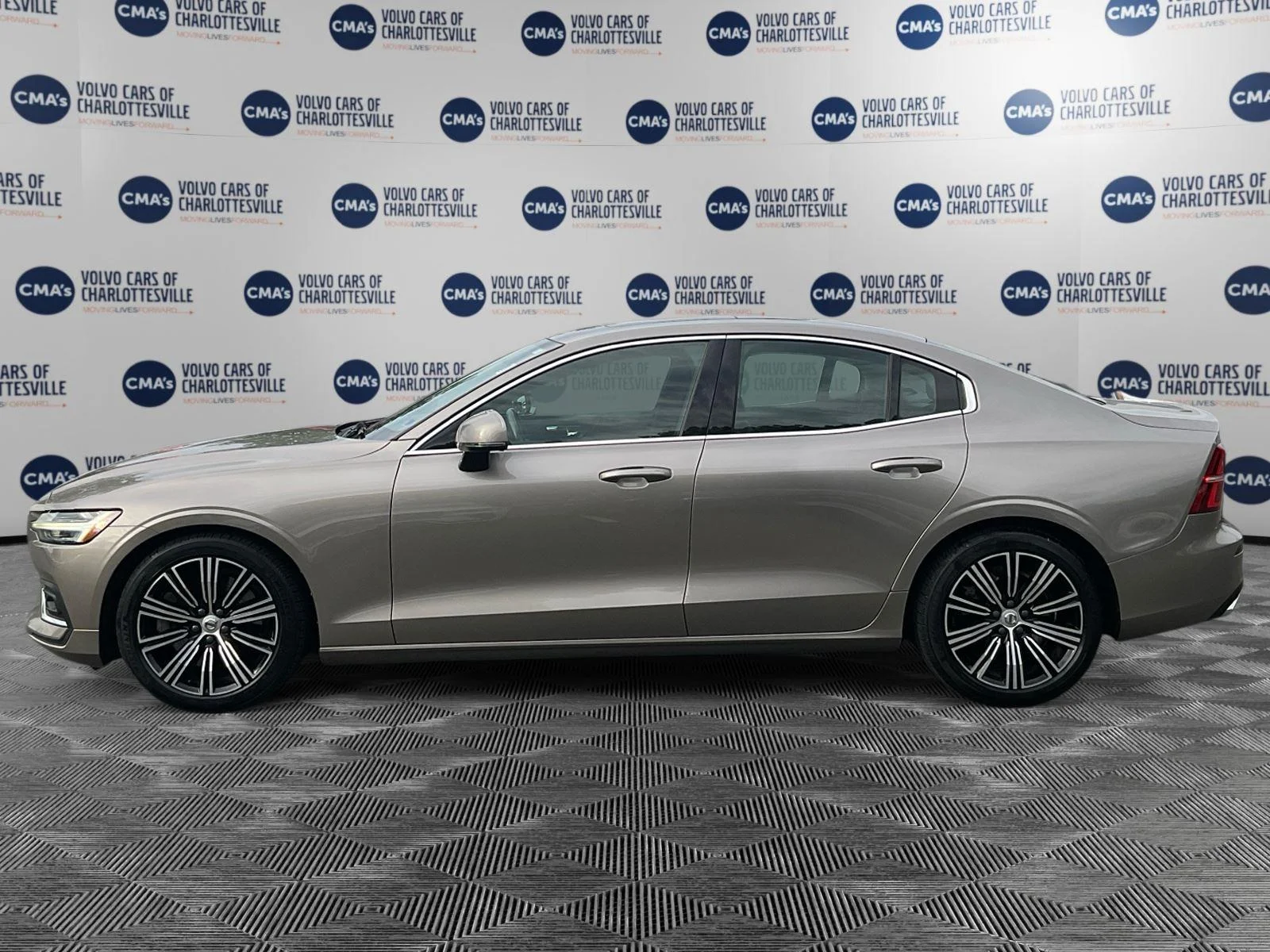 Used 2019 Pebble Grey Metallic Volvo Inscription image 2