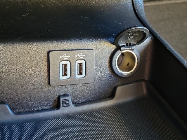 Used 2020 Black Metallic Ford SE image 23