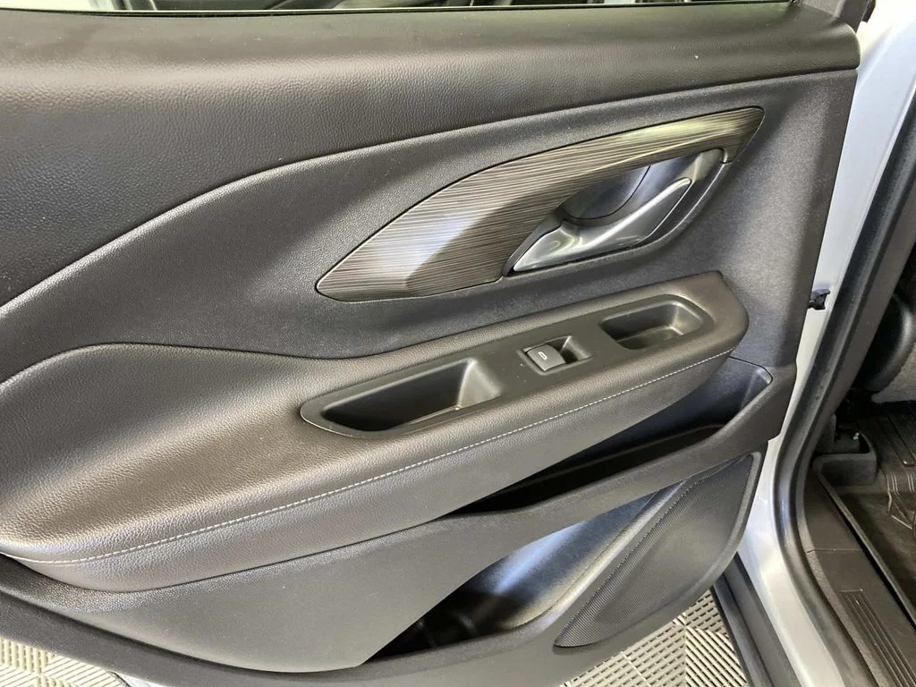 Used 2022 Silver GMC SLT image 27