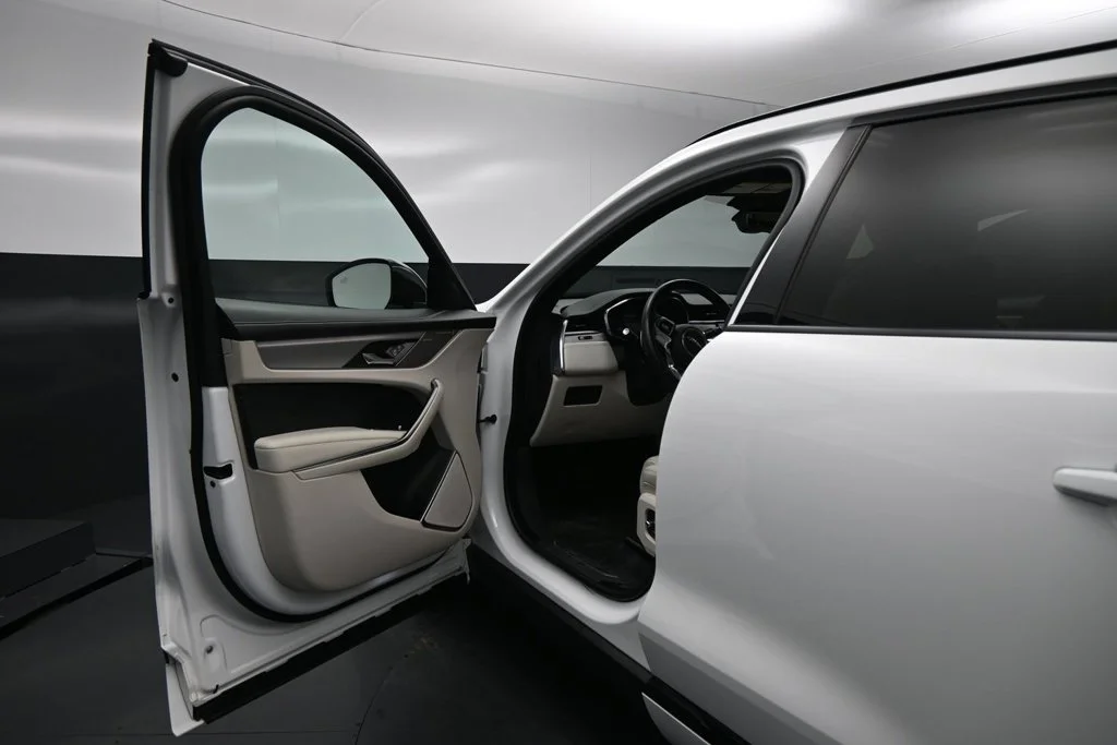 Used 2023  Jaguar P400 R-Dynamic S image 7