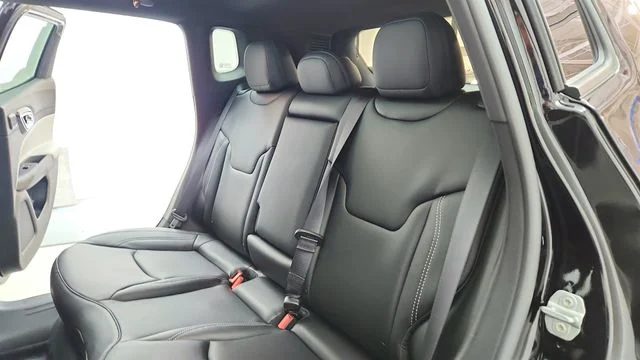 New 2026 Diamond Black Crystal Pearl-Coat Exterior Paint Jeep Limited image 20
